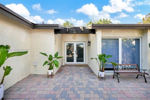 House in Miami, Florida 3 bedrooms, 154.78 sq.m. № 2017795 - photo 29