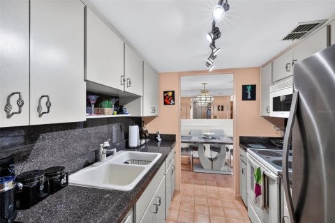 Condo in Port Richey, Florida, 2 bedrooms № 2214034 - photo 12