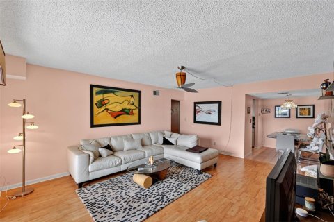 Condo in Port Richey, Florida, 2 bedrooms № 2214034 - photo 5