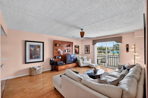 Condo in Port Richey, Florida, 2 bedrooms № 2214034 - photo 6