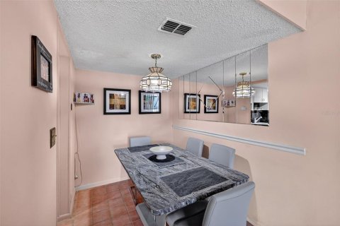 Condo in Port Richey, Florida, 2 bedrooms № 2214034 - photo 9