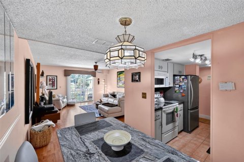 Condo in Port Richey, Florida, 2 bedrooms № 2214034 - photo 8
