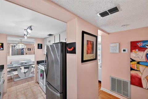 Condo in Port Richey, Florida, 2 bedrooms № 2214034 - photo 11