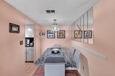 Condo in Port Richey, Florida, 2 bedrooms № 2214034 - photo 10