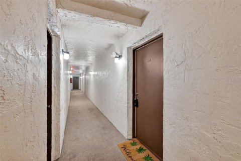 Condo in Port Richey, Florida, 2 bedrooms № 2214034 - photo 3
