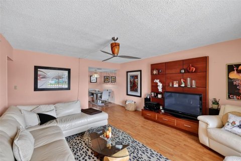 Condo in Port Richey, Florida, 2 bedrooms № 2214034 - photo 4