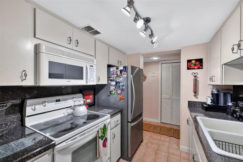 Condo in Port Richey, Florida, 2 bedrooms № 2214034 - photo 13