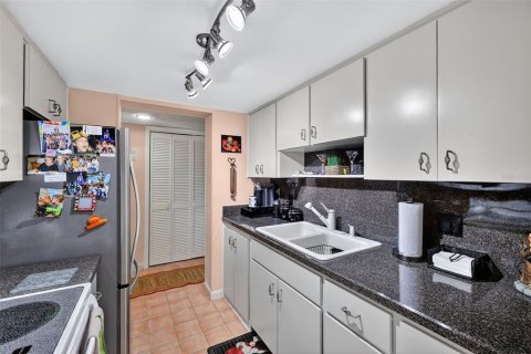 Condo in Port Richey, Florida, 2 bedrooms № 2214034 - photo 14