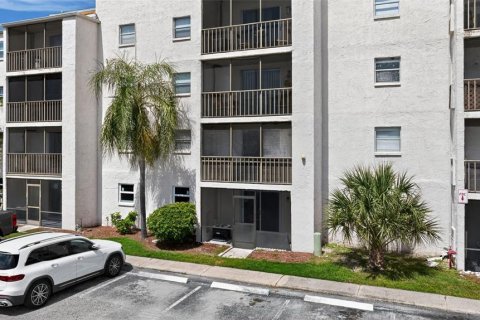 Condo in Port Richey, Florida, 2 bedrooms № 2214034 - photo 2
