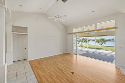 Villa ou maison à vendre à Lake Suzy, Floride: 2 chambres, 183.57 m2 № 2143956 - photo 7