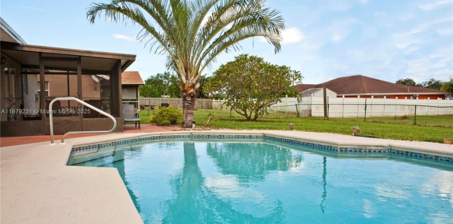 House in Port St. Lucie, Florida 3 bedrooms, 98.1 sq.m. № 1921565