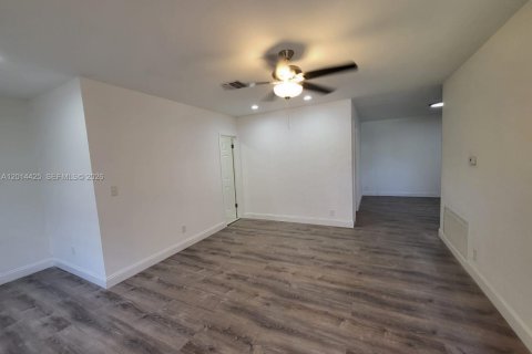 Villa ou maison à louer à Coral Springs, Floride: 2 chambres, 182.92 m2 № 2076453 - photo 3