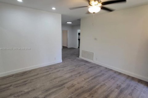 Villa ou maison à louer à Coral Springs, Floride: 2 chambres, 182.92 m2 № 2076453 - photo 4