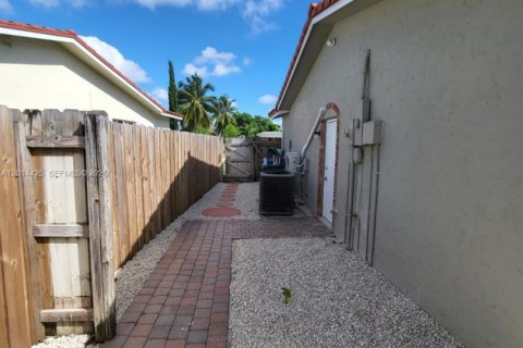 Villa ou maison à louer à Coral Springs, Floride: 2 chambres, 182.92 m2 № 2076453 - photo 15