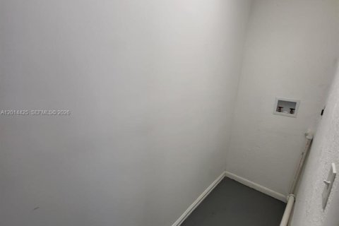 Villa ou maison à louer à Coral Springs, Floride: 2 chambres, 182.92 m2 № 2076453 - photo 9