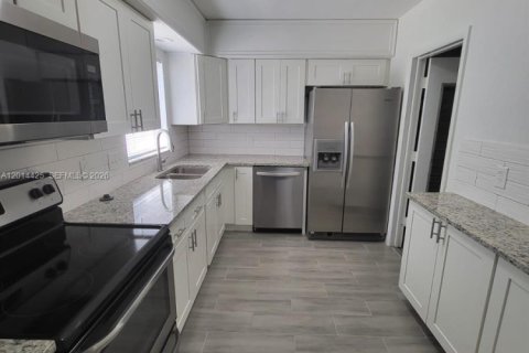 Villa ou maison à louer à Coral Springs, Floride: 2 chambres, 182.92 m2 № 2076453 - photo 11