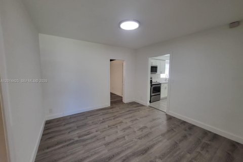 Villa ou maison à louer à Coral Springs, Floride: 2 chambres, 182.92 m2 № 2076453 - photo 5