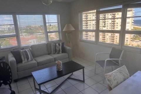 Condo in Lauderdale-by-the-Sea, Florida, 2 bedrooms  № 2261480 - photo 10