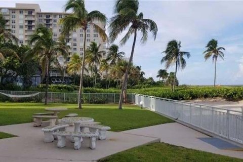Condo in Lauderdale-by-the-Sea, Florida, 2 bedrooms  № 2261480 - photo 21