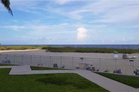 Condo in Lauderdale-by-the-Sea, Florida, 2 bedrooms  № 2261480 - photo 22