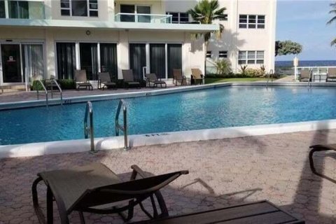 Condo in Lauderdale-by-the-Sea, Florida, 2 bedrooms  № 2261480 - photo 17