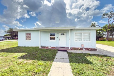 House in Port Charlotte, Florida 2 bedrooms, 68.28 sq.m. № 2316477