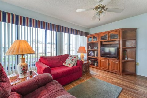 Condo in Port Richey, Florida, 2 bedrooms № 2113270 - photo 10