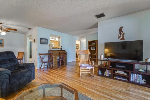 Condo in Port Richey, Florida, 2 bedrooms № 2113270 - photo 9