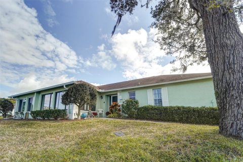 Condo in Port Richey, Florida, 2 bedrooms № 2113270 - photo 2