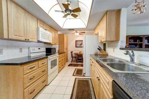 Condo in Port Richey, Florida, 2 bedrooms № 2113270 - photo 11