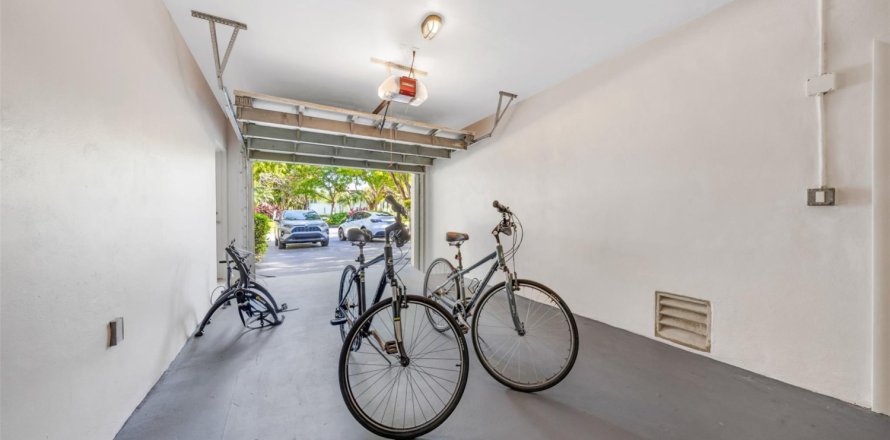 House in Pompano Beach, Florida 3 bedrooms, 185.8 sq.m. № 1207696