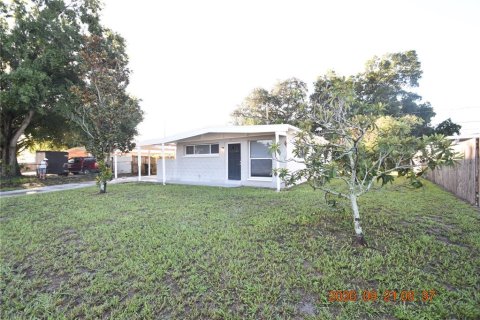 House in Tampa, Florida 3 bedrooms, 91.42 sq.m. № 2384499 - photo 2