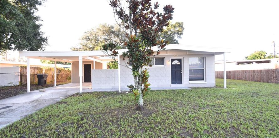 House in Tampa, Florida 3 bedrooms, 91.42 sq.m. № 2384499