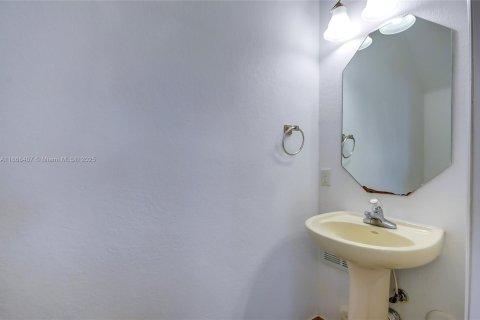 Townhouse in Doral, Florida 3 bedrooms, 190.54 sq.m. № 1928087 - photo 19