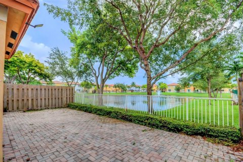 Townhouse in Doral, Florida 3 bedrooms, 190.54 sq.m. № 1928087 - photo 25