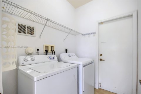 Townhouse in Doral, Florida 3 bedrooms, 190.54 sq.m. № 1928087 - photo 21