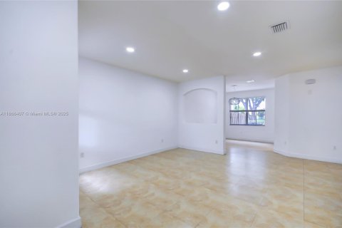 Townhouse in Doral, Florida 3 bedrooms, 190.54 sq.m. № 1928087 - photo 2