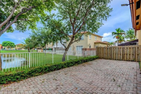 Townhouse in Doral, Florida 3 bedrooms, 190.54 sq.m. № 1928087 - photo 28