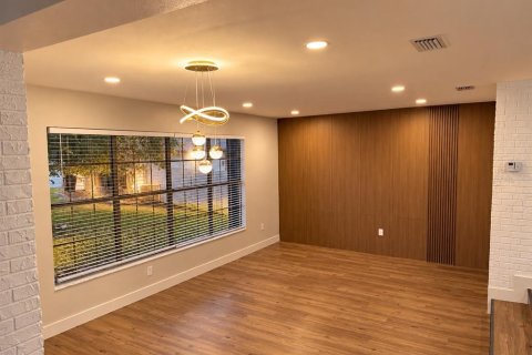 House in Maitland, Florida 4 bedrooms, 261.71 sq.m. № 2412691 - photo 12