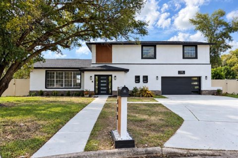 House in Maitland, Florida 4 bedrooms, 261.71 sq.m. № 2412691 - photo 2