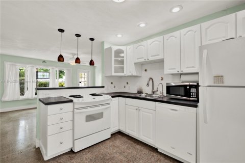 House in Pompano Beach, Florida 3 bedrooms, 88.16 sq.m. № 1857020 - photo 7