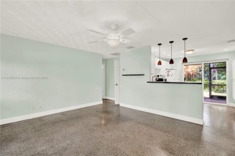 House in Pompano Beach, Florida 3 bedrooms, 88.16 sq.m. № 1857020 - photo 5