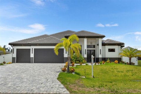 House in Cape Coral, Florida 3 bedrooms, 224.82 sq.m. № 1807959 - photo 1
