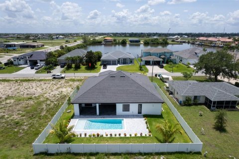 House in Cape Coral, Florida 3 bedrooms, 224.82 sq.m. № 1807959 - photo 23