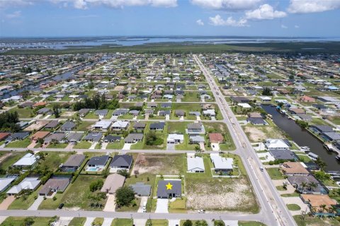 House in Cape Coral, Florida 3 bedrooms, 224.82 sq.m. № 1807959 - photo 22