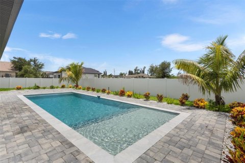 House in Cape Coral, Florida 3 bedrooms, 224.82 sq.m. № 1807959 - photo 12