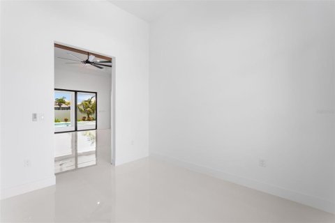 House in Cape Coral, Florida 3 bedrooms, 224.82 sq.m. № 1807959 - photo 29