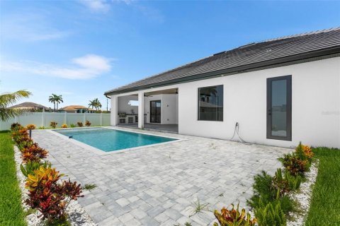 House in Cape Coral, Florida 3 bedrooms, 224.82 sq.m. № 1807959 - photo 13