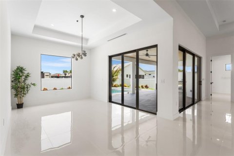House in Cape Coral, Florida 3 bedrooms, 224.82 sq.m. № 1807959 - photo 10
