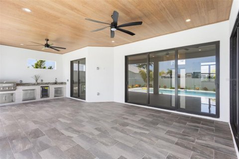 House in Cape Coral, Florida 3 bedrooms, 224.82 sq.m. № 1807959 - photo 17